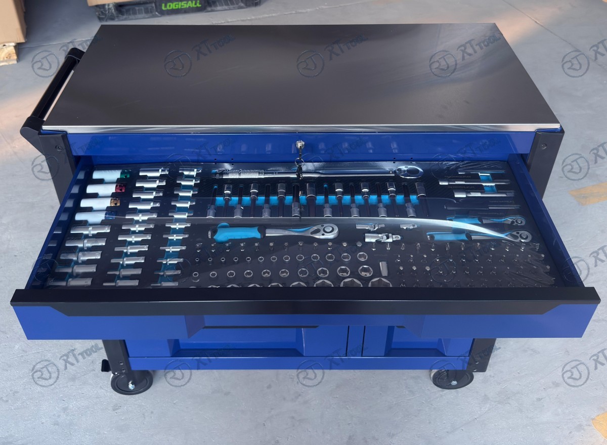 WORKSHOP TROLLEY WITH 12 DRAWERS  10 OF WHICH ARE FILLED WITH  473 PIECE TOOL SET