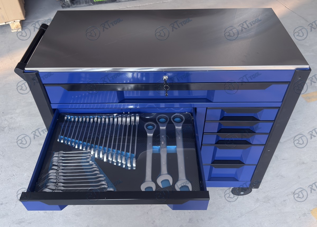 WORKSHOP TROLLEY WITH 12 DRAWERS  10 OF WHICH ARE FILLED WITH  473 PIECE TOOL SET
