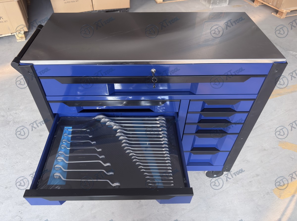 WORKSHOP TROLLEY WITH 12 DRAWERS  10 OF WHICH ARE FILLED WITH  473 PIECE TOOL SET