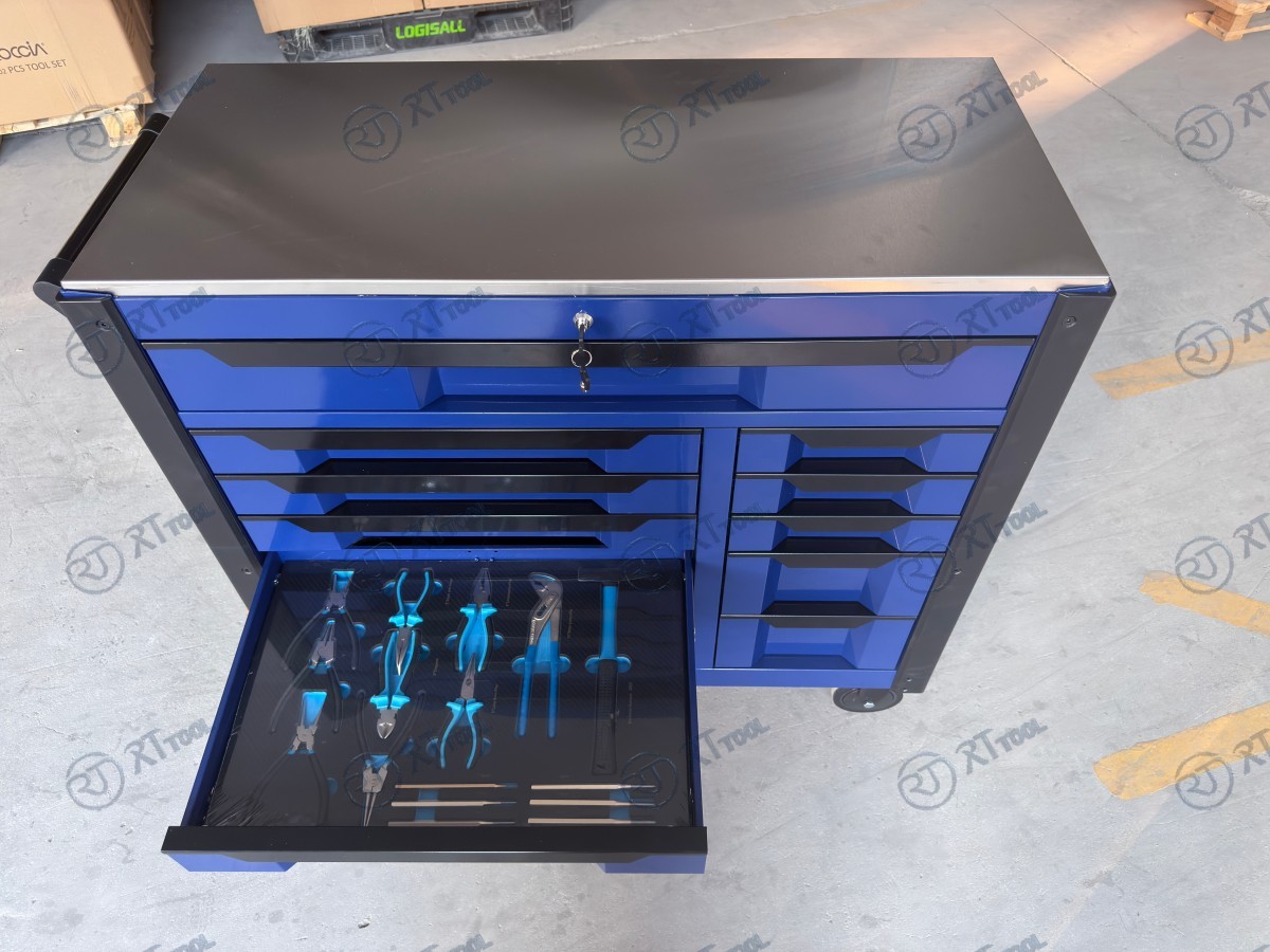 WORKSHOP TROLLEY WITH 12 DRAWERS  10 OF WHICH ARE FILLED WITH  473 PIECE TOOL SET