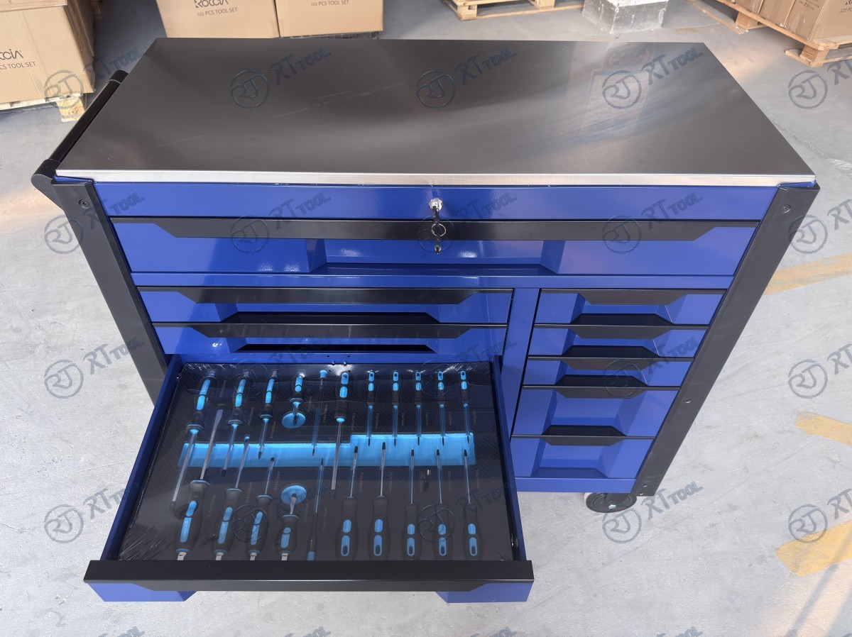 WORKSHOP TROLLEY WITH 12 DRAWERS  10 OF WHICH ARE FILLED WITH  473 PIECE TOOL SET