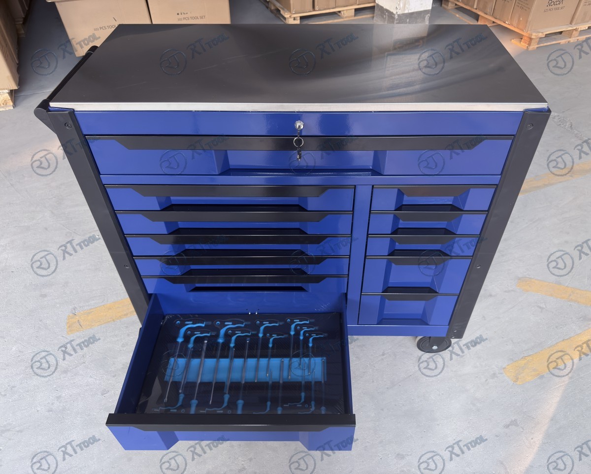 WORKSHOP TROLLEY WITH 12 DRAWERS  10 OF WHICH ARE FILLED WITH  473 PIECE TOOL SET