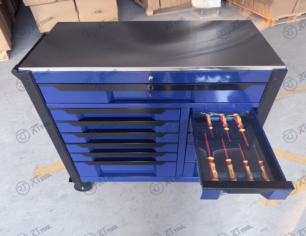 WORKSHOP TROLLEY WITH 12 DRAWERS  10 OF WHICH ARE FILLED WITH  473 PIECE TOOL SET