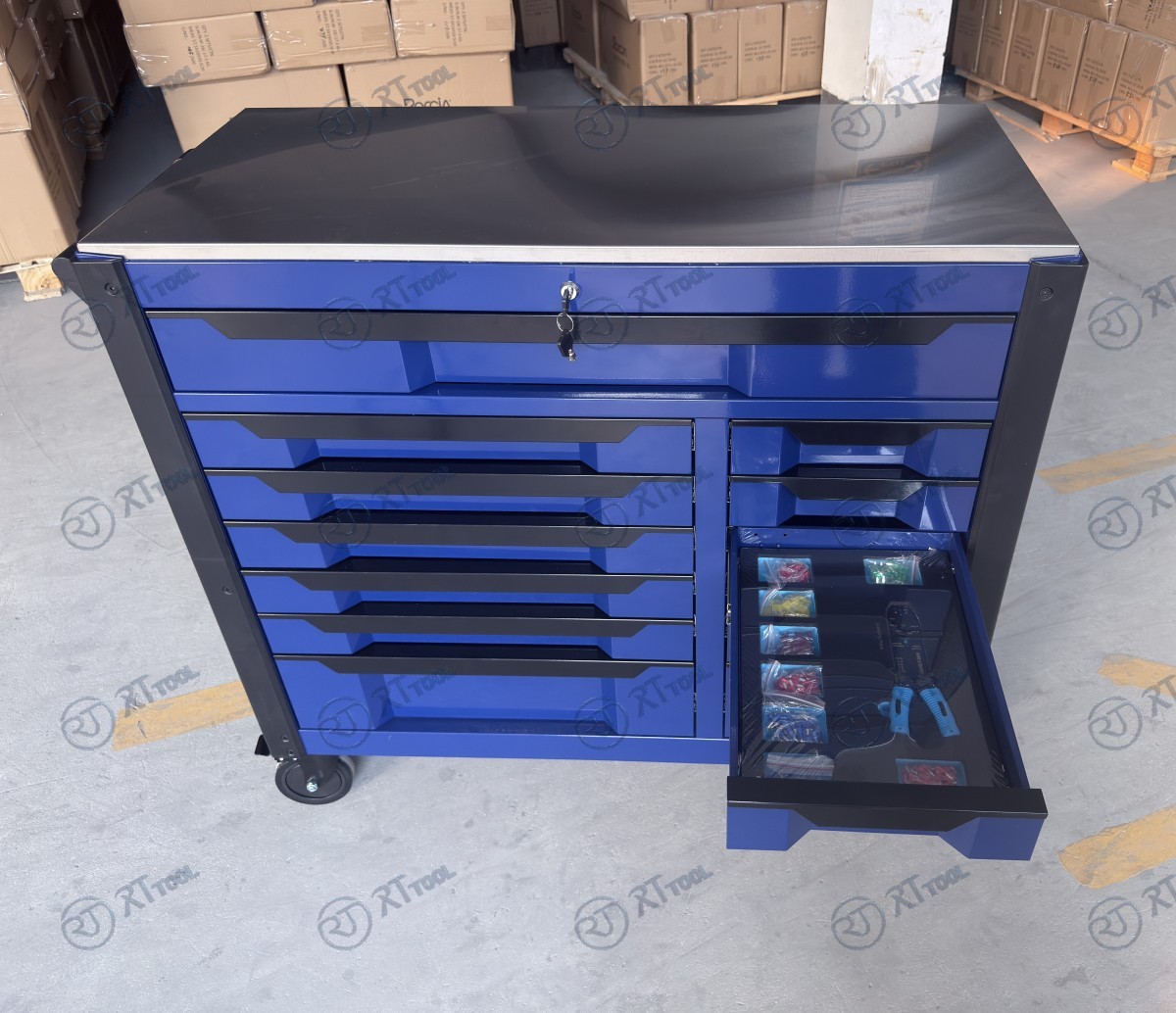 WORKSHOP TROLLEY WITH 12 DRAWERS  10 OF WHICH ARE FILLED WITH  473 PIECE TOOL SET